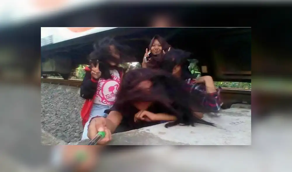 Facebook: quiso tomarse un selfie con sus amigas y casi muere arrollada por tren Facebook: quiso tomarse un selfie con sus amigas y casi muere arrollada por tren