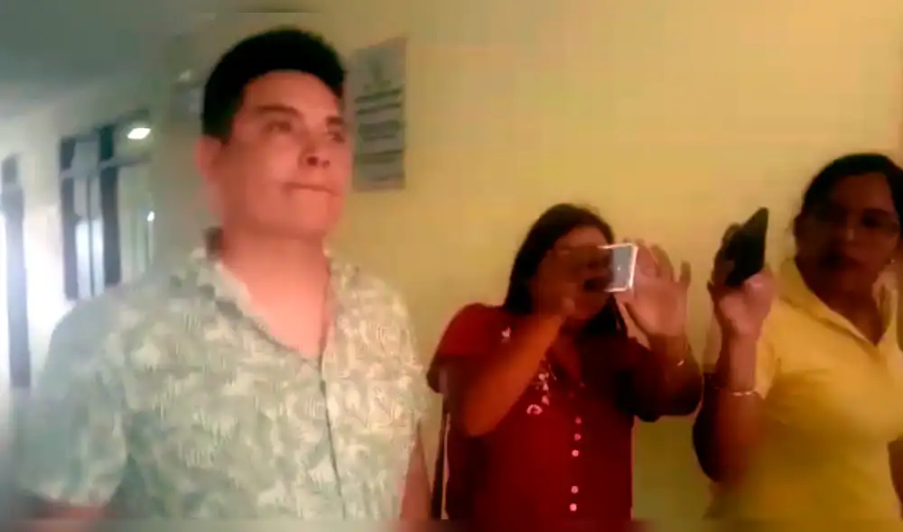 Cantante se presentó a audiencia, pero fue suspendida.