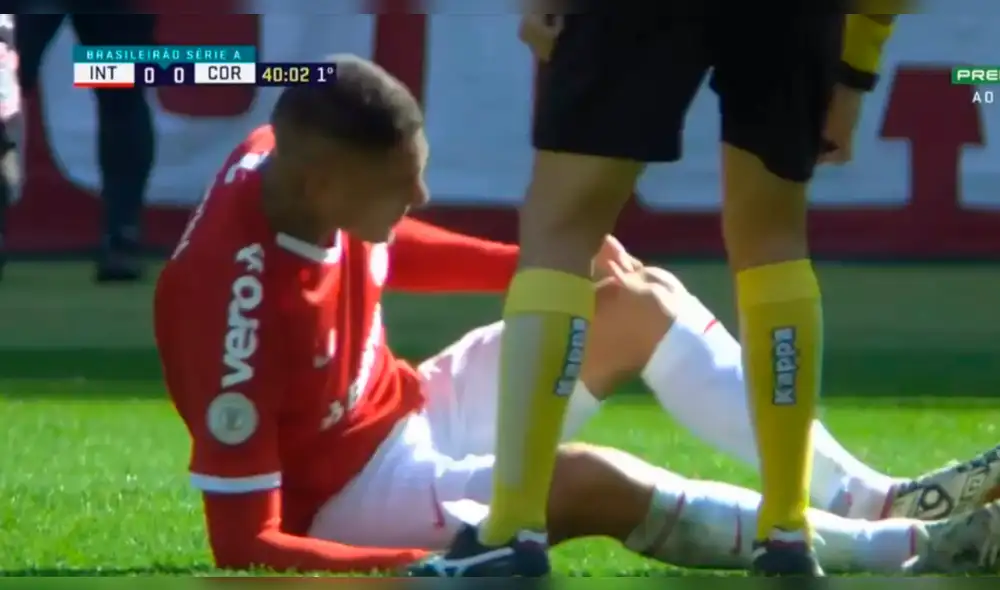 Paolo Guerrero recibe brutal pisotón en el Internacional vs. Corinthians. Paolo Guerrero recibe brutal pisotón en el Internacional vs. Corinthians.