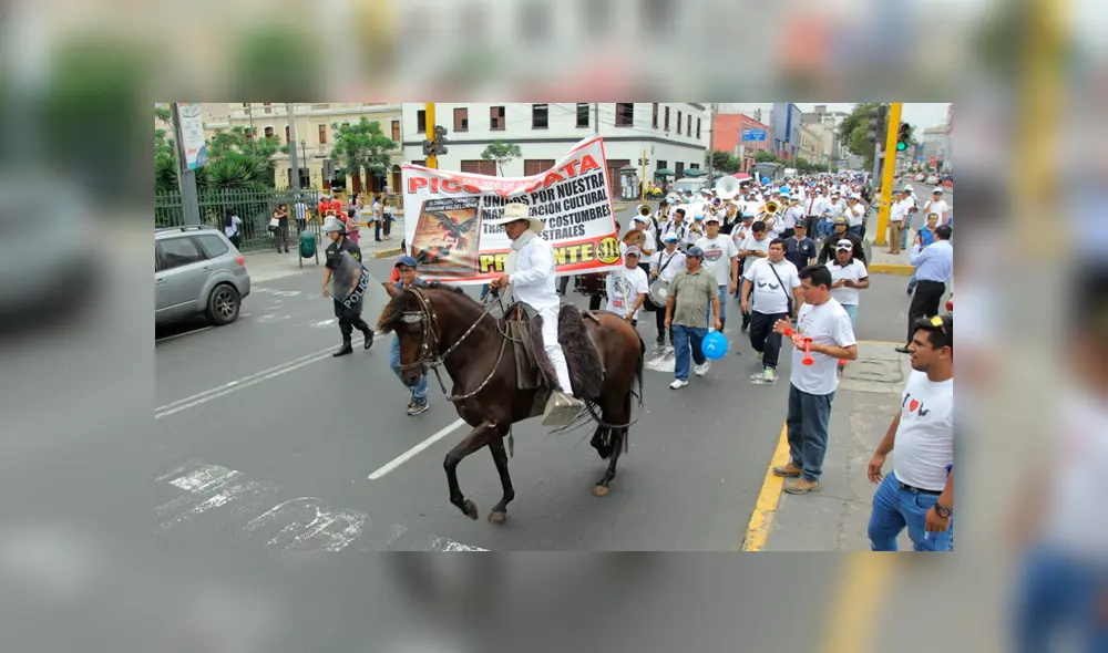 Manifestantes a favor de la pelea de gallos y tauromaquia marcharon hacia el Tribunal Constitucional. Foto: Antonio Melgarejo Manifestantes a favor de la pelea de gallos y tauromaquia marcharon hacia el Tribunal Constitucional. Foto: Antonio Melgarejo