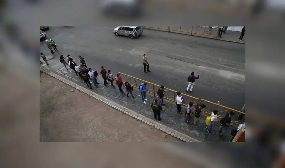 Pasajeros pugnan por subir a los buses, los cuales escasean y solo pueden llevar el 50% de lo normal. (Foto: Mauricio Malca / La República) Pasajeros pugnan por subir a los buses, los cuales escasean y solo pueden llevar el 50% de lo normal. (Foto: Mauricio Malca / La República)