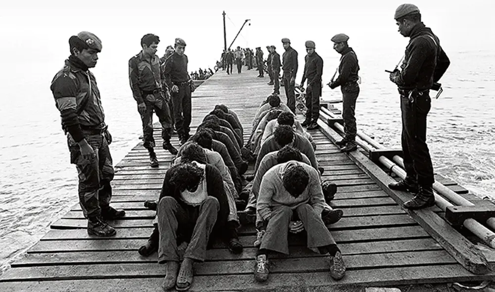 Subversivos. La mayoría de Ayacucho, a punto de ser llevados a la isla penal El Frontón. Subversivos. La mayoría de Ayacucho, a punto de ser llevados a la isla penal El Frontón.