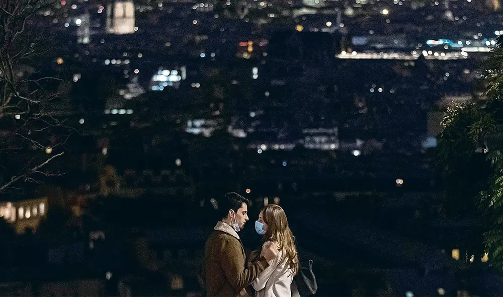 Con amor. En la Rue Cadet, una pequeña
vía peatonal, una pareja se besa con la ternura de dos adolescentes de una película de Truffaut. Tal vez sea la última noche que pueden salir juntos en hasta un mes y medio. Foto: La República Con amor. En la Rue Cadet, una pequeña
vía peatonal, una pareja se besa con la ternura de dos adolescentes de una película de Truffaut. Tal vez sea la última noche que pueden salir juntos en hasta un mes y medio. Foto: La República