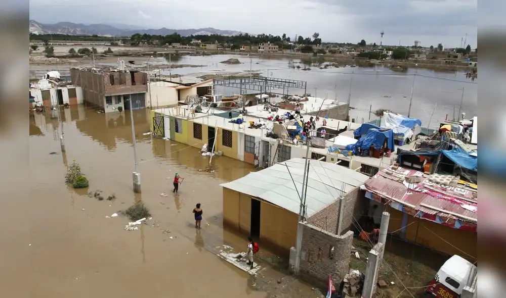 Vecinos de barrios de Ica se refugian en los techos de sus casas Vecinos de barrios de Ica se refugian en los techos de sus casas