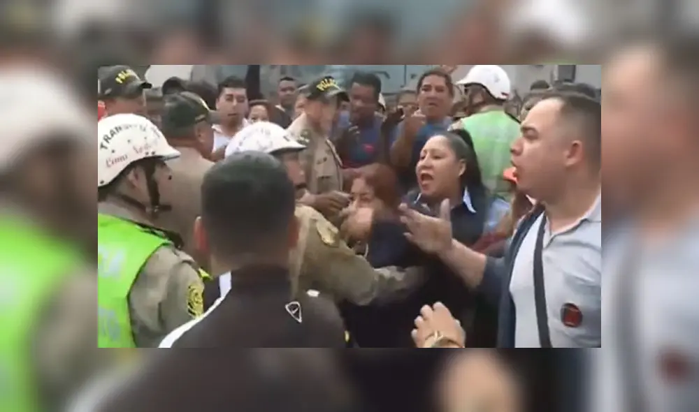 Los agentes de la PNP tuvieron que intervenir para evitar que la gresca ocasiones peores daños.