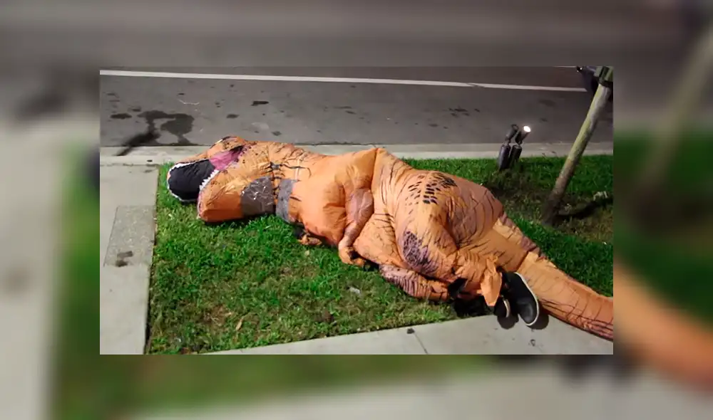 YouTube Viral: El "Cállese viejo lesbiano" llegó a las calles con joven que se disfrazó de dinosaurio  [VIDEO]