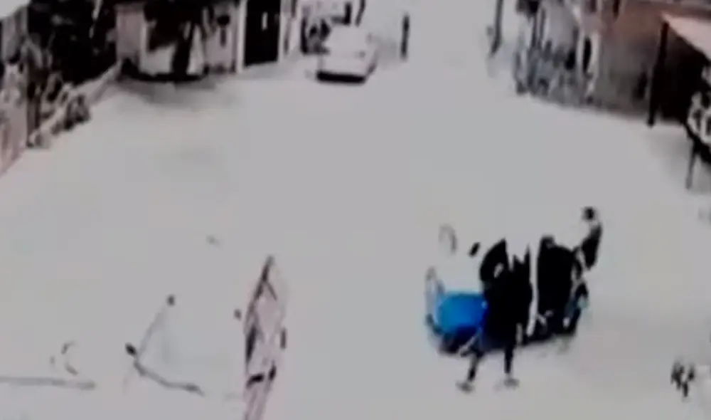 Los malhechores se movilizaban en una mototaxi de color azul y blanco. Foto: captura de ATV Los malhechores se movilizaban en una mototaxi de color azul y blanco. Foto: captura de ATV