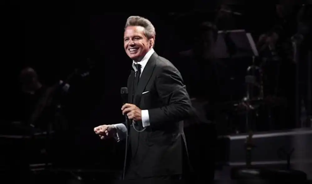 Luis Miguel se enoja en pleno show y lanza objetos al público [VIDEO]