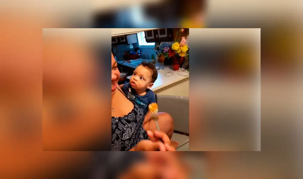 Desliza las imágenes para ver la curiosa reacción de un bebé al ver que su madre no quería invitarle su comida. Foto: ViralHog Desliza las imágenes para ver la curiosa reacción de un bebé al ver que su madre no quería invitarle su comida. Foto: ViralHog