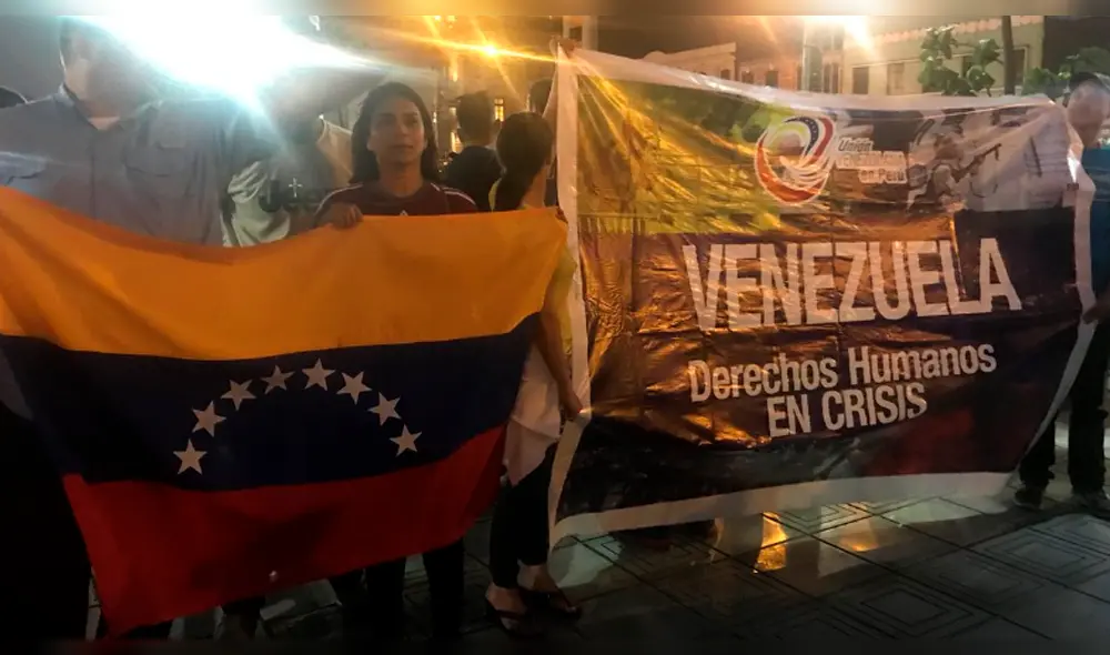Venezolanos en Perú: chavistas y opositores se enfrentaron en la Plaza San Martín Venezolanos en Perú: chavistas y opositores se enfrentaron en la Plaza San Martín