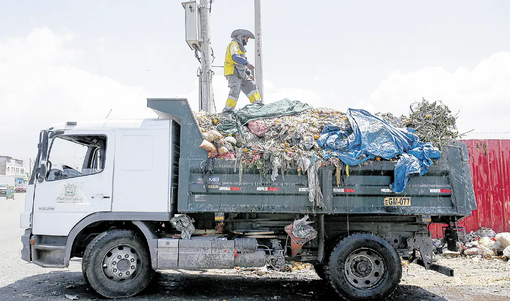 Desperdiciado. Un flete de frutas que estaba varado en la Panamericana Sur arribó ayer a Arequipa, pero en descomposición. Fue retirado por carro basurero. Foto: Rodrigo Talavera/ LR Desperdiciado. Un flete de frutas que estaba varado en la Panamericana Sur arribó ayer a Arequipa, pero en descomposición. Fue retirado por carro basurero. Foto: Rodrigo Talavera/ LR