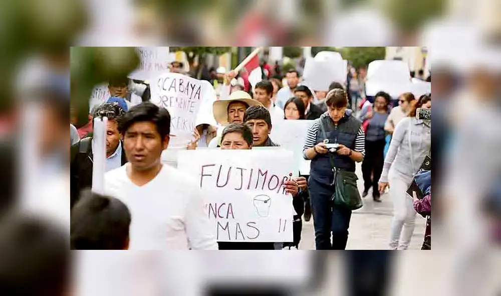 Ciudadanos de Cusco y Arequipa marchan contra vacancia a PPK Ciudadanos de Cusco y Arequipa marchan contra vacancia a PPK