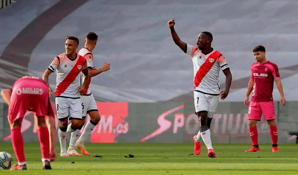 Luis Advíncula metió un golazo con el Rayo Vallecano hoy miércoles 10 en LaLiga SmartBank. Foto: EFE Luis Advíncula metió un golazo con el Rayo Vallecano hoy miércoles 10 en LaLiga SmartBank. Foto: EFE