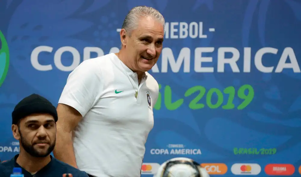 Tite junto a Dani Alves dando una conferencia de prensa previo a la final de la Copa América 2019 entre Perú y Brasil. | Foto: EFE Tite junto a Dani Alves dando una conferencia de prensa previo a la final de la Copa América 2019 entre Perú y Brasil. | Foto: EFE