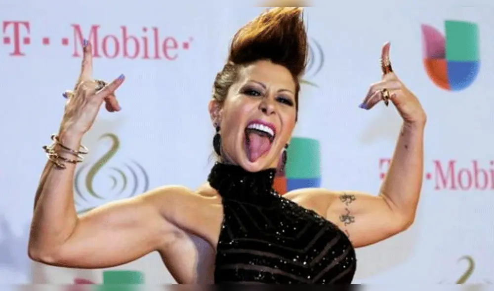 Alejandra Guzmán sufre descuido y muestra de más en pleno concierto [VIDEO]