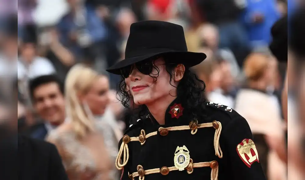 A Michael Jackson impersonator arrives on May 15, 2018 for the screening of the film "Solo : A Star Wars Story" at the 71st edition of the Cannes Film Festival in Cannes, southern France. (Photo by Anne-Christine POUJOULAT / AFP)