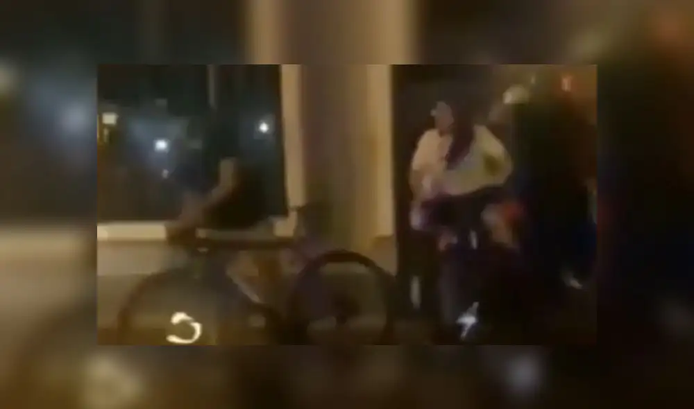 ciclistas rompen mallas de seguridad de Puente de la Amistad en protesta contra reja