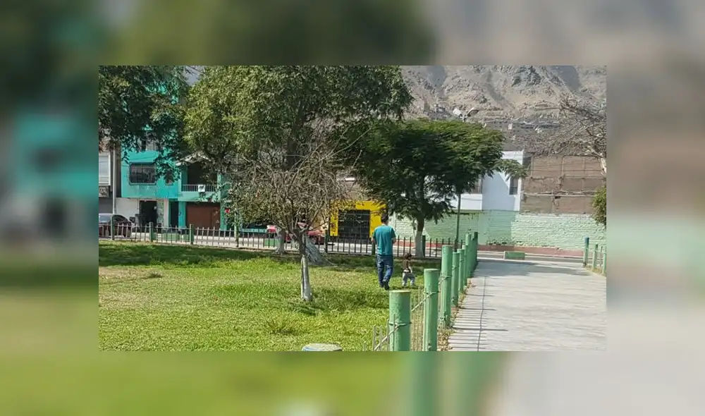 Padres de familia y sus hijos pasean en la Plaza de Armas de El Agustino. (Foto: Grace Mora / GLR - URPI) Padres de familia y sus hijos pasean en la Plaza de Armas de El Agustino. (Foto: Grace Mora / GLR - URPI)