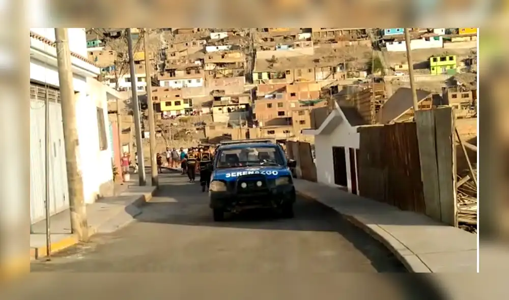 Para dispersar al grupo que amenazó a paciente fue necesario la presencia de personal de Serenazgo y la Policía. Foto: Captura de video Para dispersar al grupo que amenazó a paciente fue necesario la presencia de personal de Serenazgo y la Policía. Foto: Captura de video