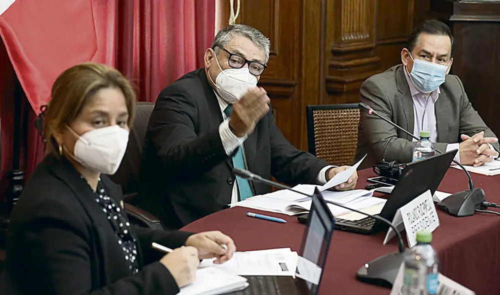 rostros del fracaso. Rolando Ruiz (Acción Popular) hizo oídos sordos a los cuestionamientos, al igual que Tania Rodas (APP) y José Vega Antonio (UPP). rostros del fracaso. Rolando Ruiz (Acción Popular) hizo oídos sordos a los cuestionamientos, al igual que Tania Rodas (APP) y José Vega Antonio (UPP).