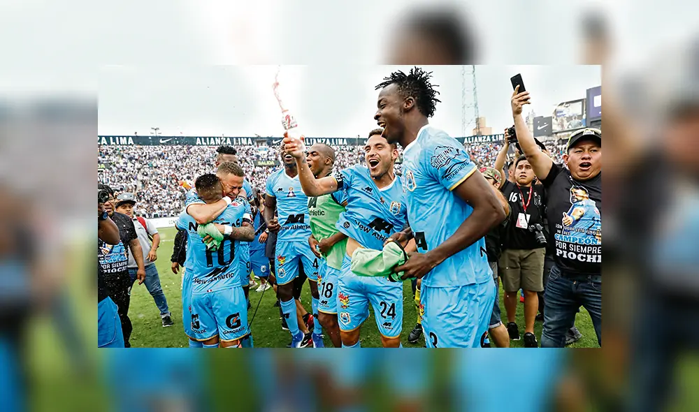 3. Felicidad. El plantel de Binacional festejando en la cancha. Hay fiesta en el cuadro celeste.