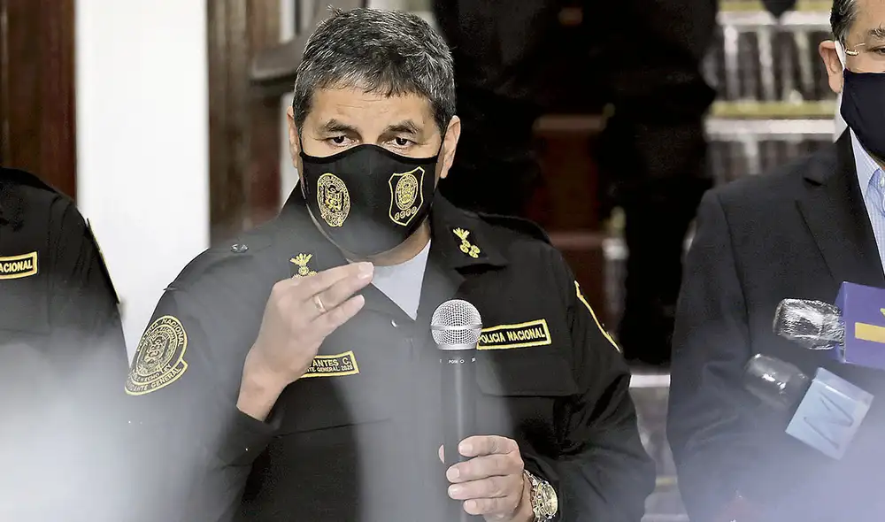 Cambios profundos. El comandante
general de la PNP, teniente general César
Cervantes se encuentra enfrascado en
los ascensos al grado de general y en la
designación de nuevos cargos. Foto: Jorge Cerdán/La República