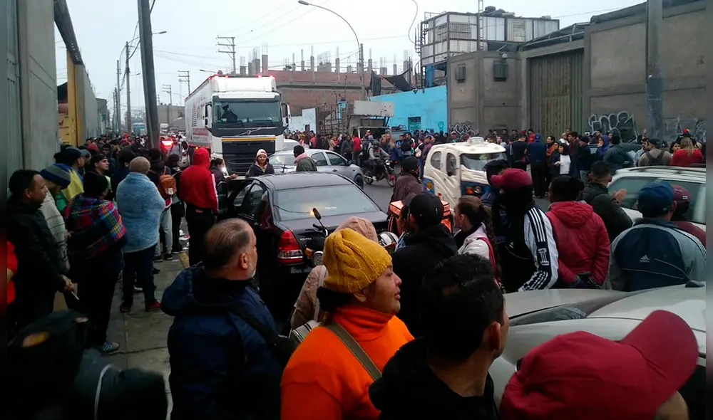 Varias personas llevan haciendo la cola durante días.