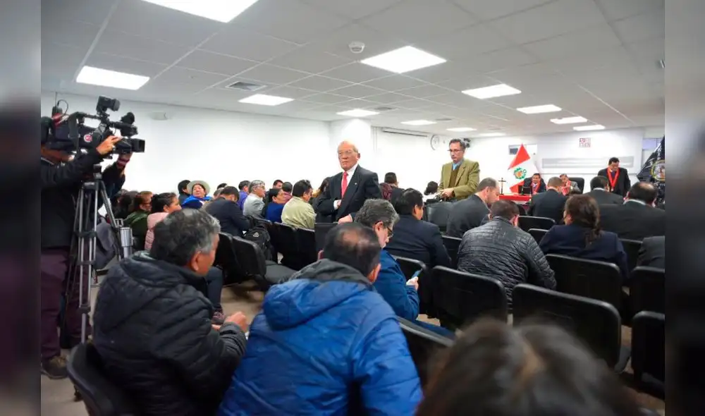 Acusado. Valdivia deja la sala. Le falta responder las preguntas de la parte civil y la defensa. Acusado. Valdivia deja la sala. Le falta responder las preguntas de la parte civil y la defensa.