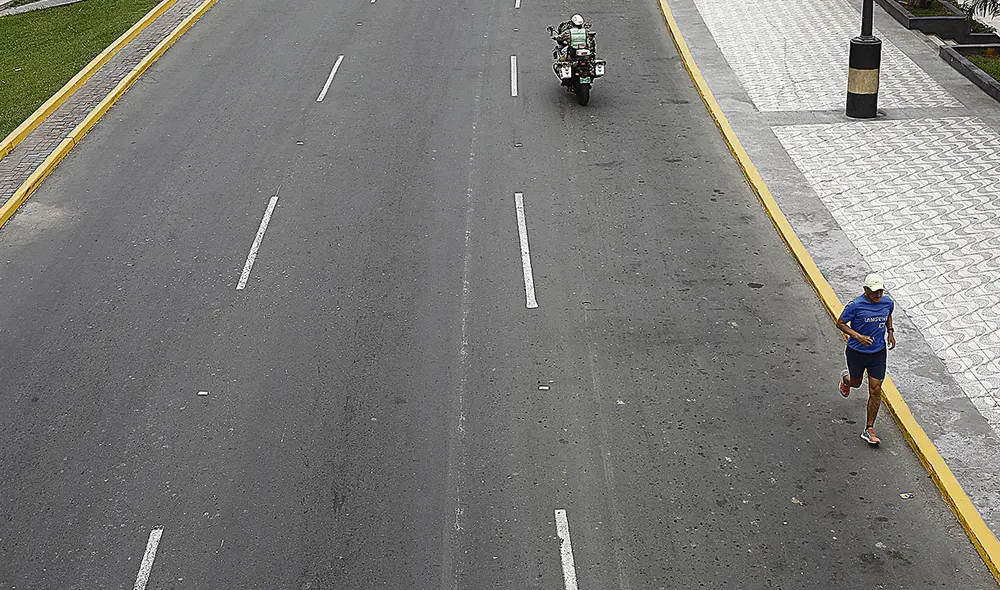 Espacio. Hubo presencia policial para controlar que las restricciones se cumplan en la Costa Verde, pero su labor fue mínima. Incluso hubo pocos deportistas. Foto: Marco Cotrina/La República