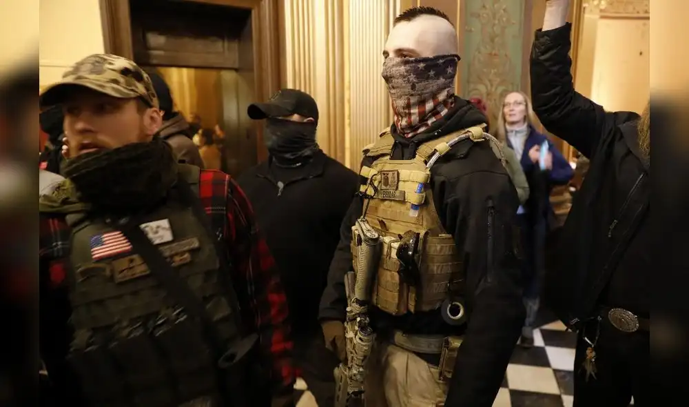 Manifestantes armados ingresaron al legislativo de Michigan para exigir fin de confinamiento. Foto: AFP. Manifestantes armados ingresaron al legislativo de Michigan para exigir fin de confinamiento. Foto: AFP.