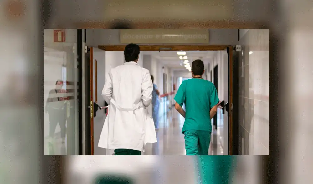 Sanitarios en el pasillo de un hospital. Xunta de Galicia. Sanitarios en el pasillo de un hospital. Xunta de Galicia.