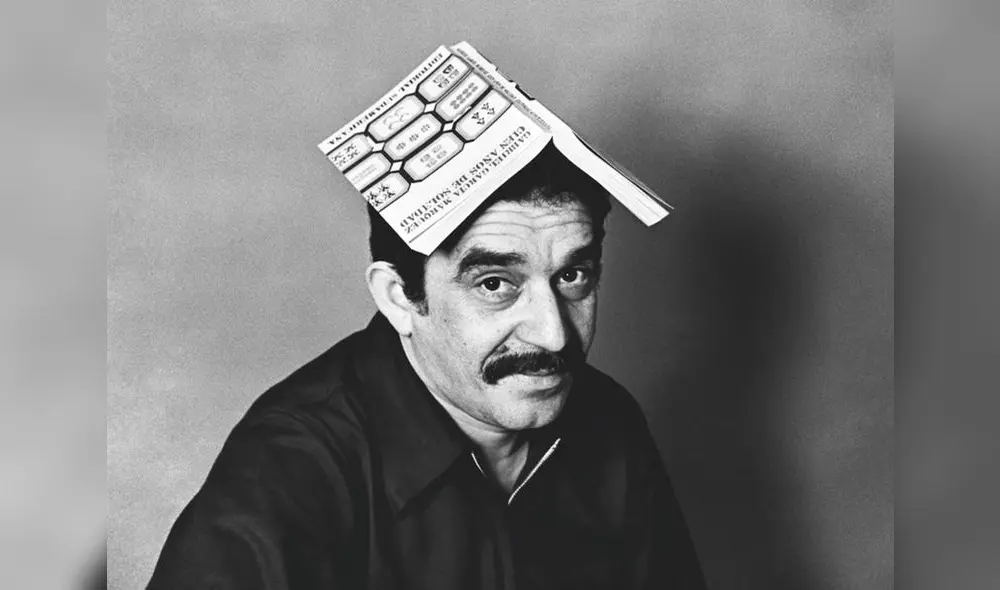 Gabriel García Márquez en una foto curiosa con su novela Cien años de soledad.
