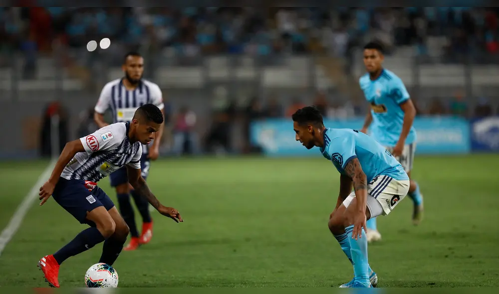 Alianza Lima: niño hincha blanquiazul llora de emoción tras pase a la final. Foto: GLR