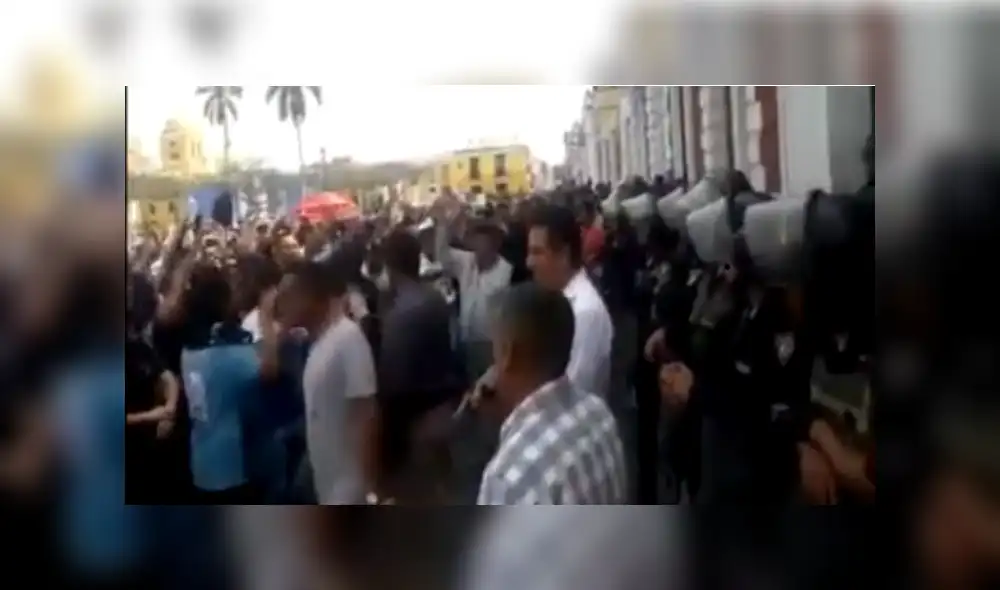 Trujillo: Candidato de APP trató de darse un “baño de popularidad”, pero salió mal parado Trujillo: Candidato de APP trató de darse un “baño de popularidad”, pero salió mal parado