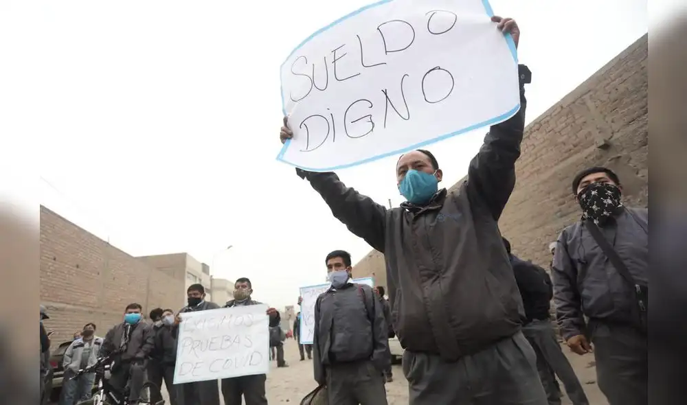 Choferes del Corredor Rojo protestan porque no les toman pruebas para saber si tienen coronavirus. Foto: Aldair Mejía / La República.
