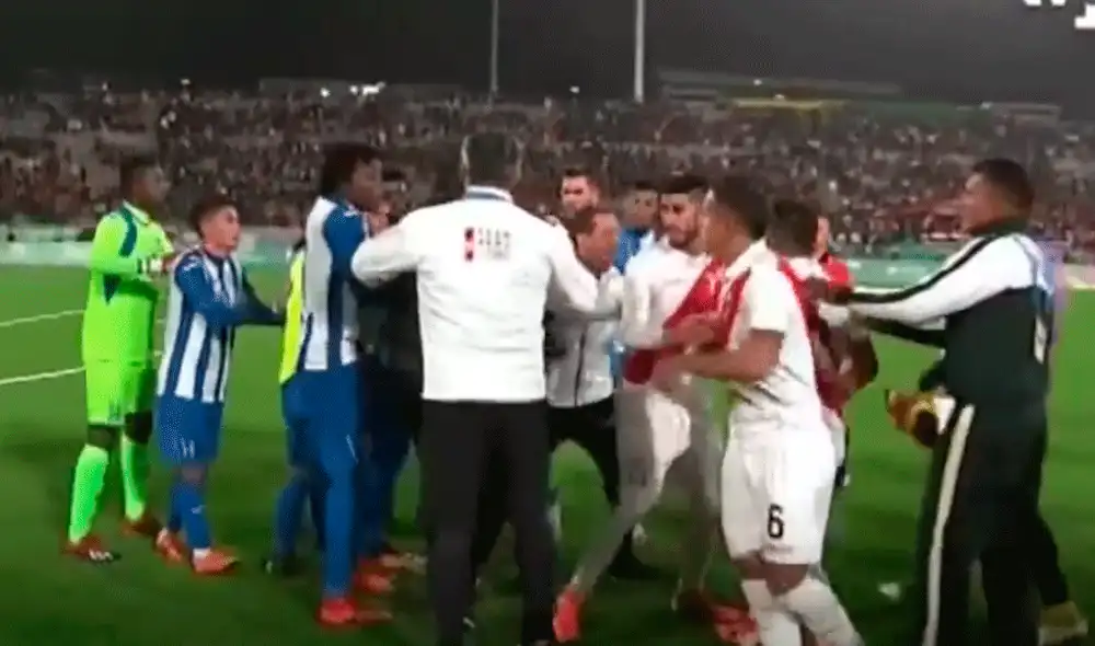 Nolberto Solano se molestó con el árbitro del Perú vs. Honduras y tuvo un airado reclamo. | Foto: TV Perú Nolberto Solano se molestó con el árbitro del Perú vs. Honduras y tuvo un airado reclamo. | Foto: TV Perú