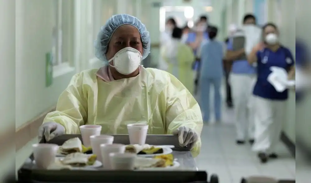 Una funcionaria del Hospital Roosevelt de Ciudad de Guatemala reparte la comida a los enfermos de Cuidados Intensivos. Foto: AFP. Una funcionaria del Hospital Roosevelt de Ciudad de Guatemala reparte la comida a los enfermos de Cuidados Intensivos. Foto: AFP.