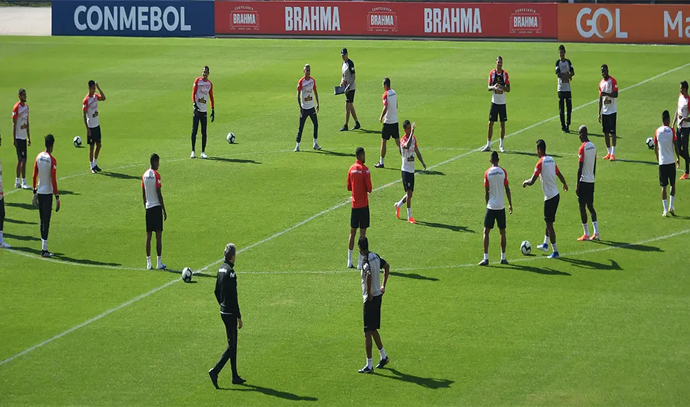 Previo al partido contra Brasil, Perú fue espiado por un drone en el estadio Pacaembú de Sao Paulo. | Foto: AFP Previo al partido contra Brasil, Perú fue espiado por un drone en el estadio Pacaembú de Sao Paulo. | Foto: AFP