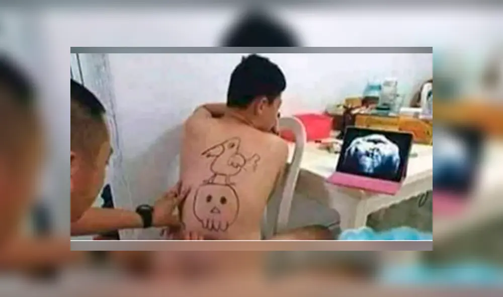 Un video viral de Facebook muestra el curioso tatuaje que hizo un inexperto tatuador en la espalda de su cliente. Un video viral de Facebook muestra el curioso tatuaje que hizo un inexperto tatuador en la espalda de su cliente.