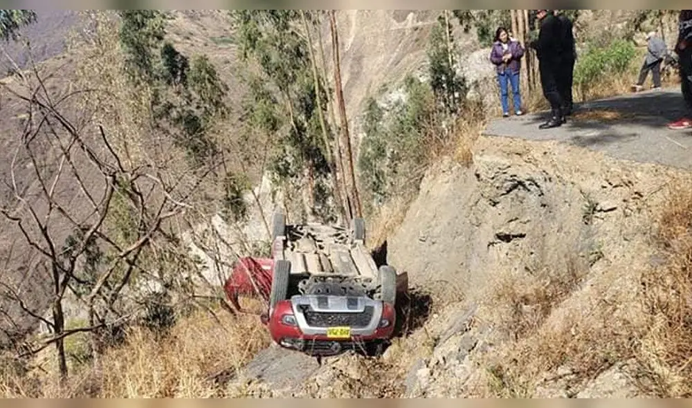Chófer perdió el control del vehículo cayendo a un barranco. Chófer perdió el control del vehículo cayendo a un barranco.