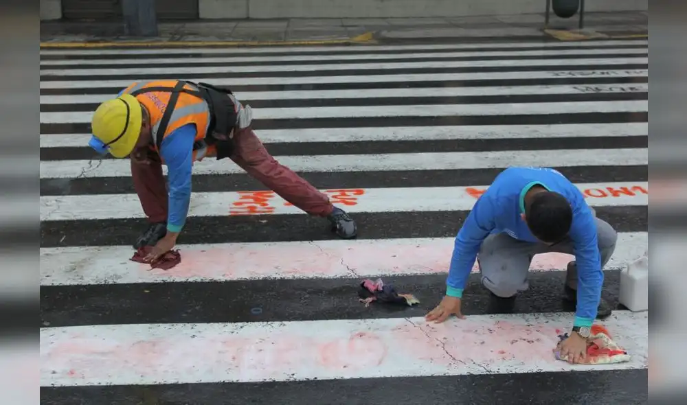 Personal limpiando pintas. Foto: Antonio Melgarejo. Personal limpiando pintas. Foto: Antonio Melgarejo.