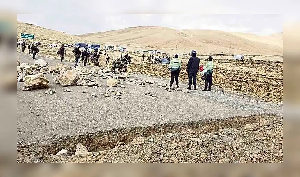 VÍA LIBERADA. Policías y militares trabajaron ayer desde muy temprano para rehabilitar el Corredor Minero del Sur.
