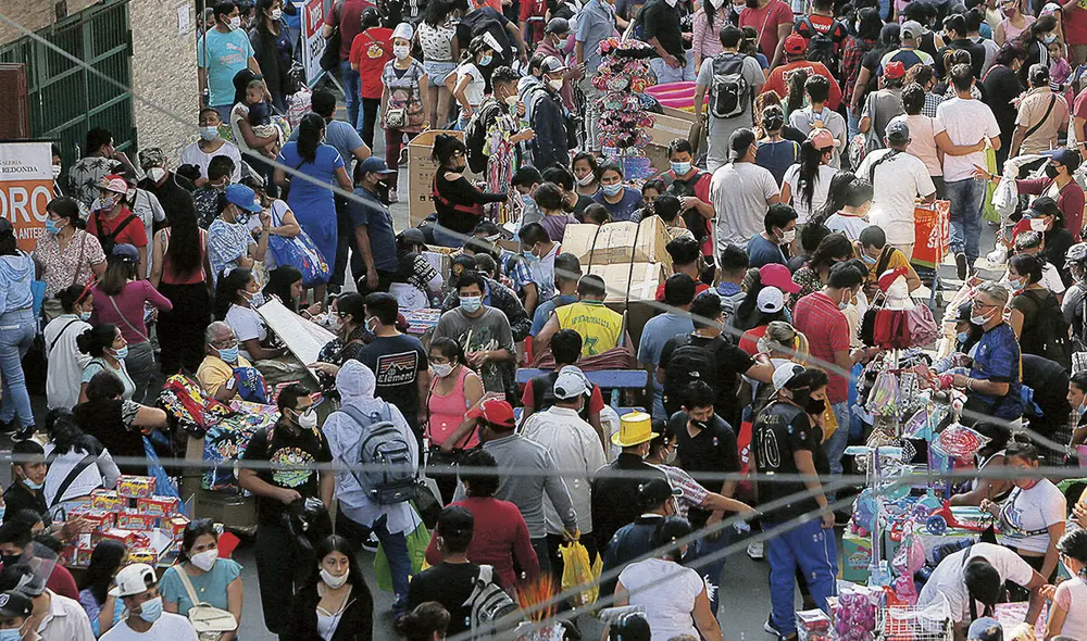 Cuidado con Mesa Redonda. Ayer no sirvió el plan Navidad Segura 360° que anunció la Municipalidad de Lima. Los clientes y ambulantes ocuparon las calles. Foto: Marco Cotrina/La República