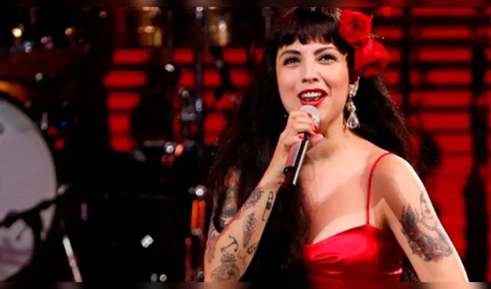 Mon Laferte se conmovió hasta las lágrimas al recibir las gaviotas de plata y de oro en Viña del Mar 2017.