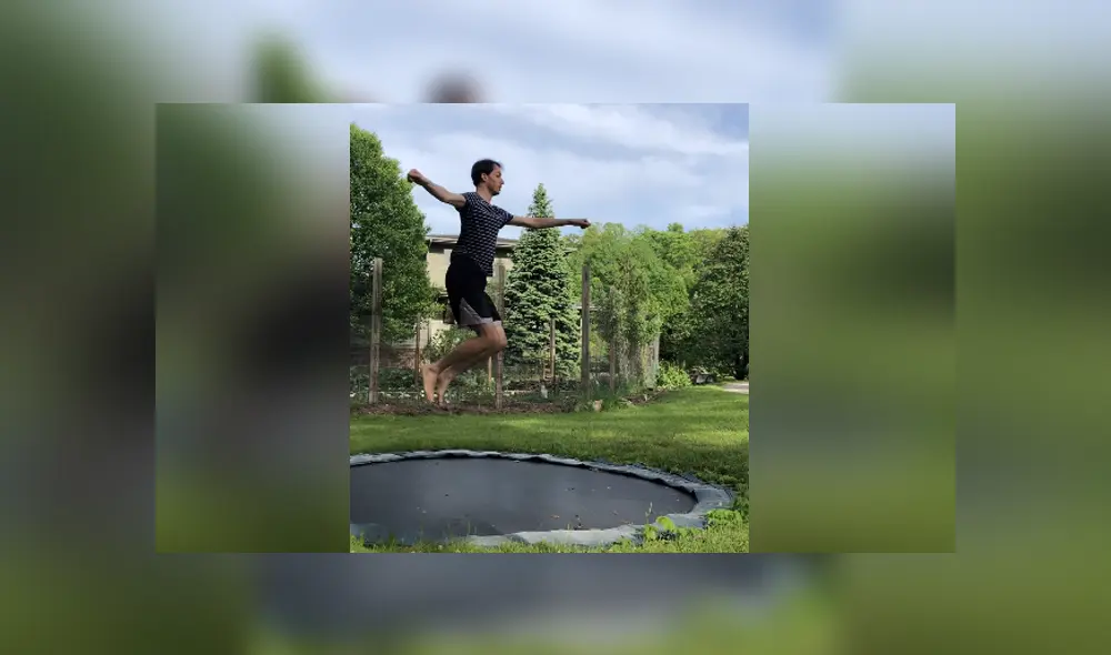 Una curiosa escena muestra la curiosa reacción de un muchacho al toparse con una serpiente. Foto: YouTube.