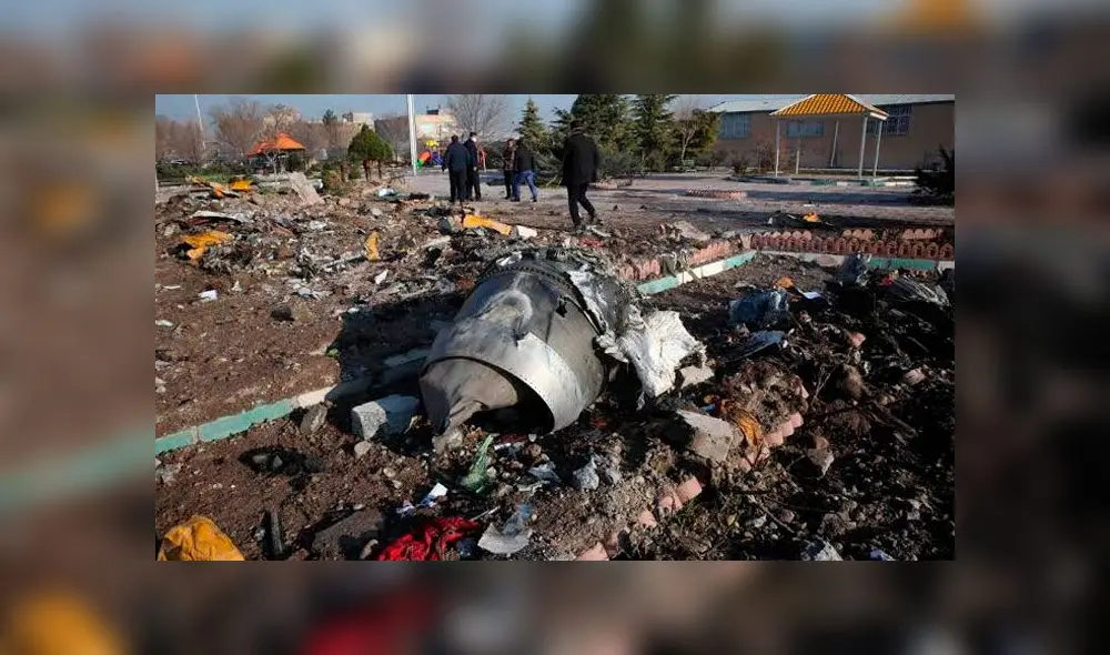 Restos del avión siniestrado en la capital iraní. Foto: AFP.