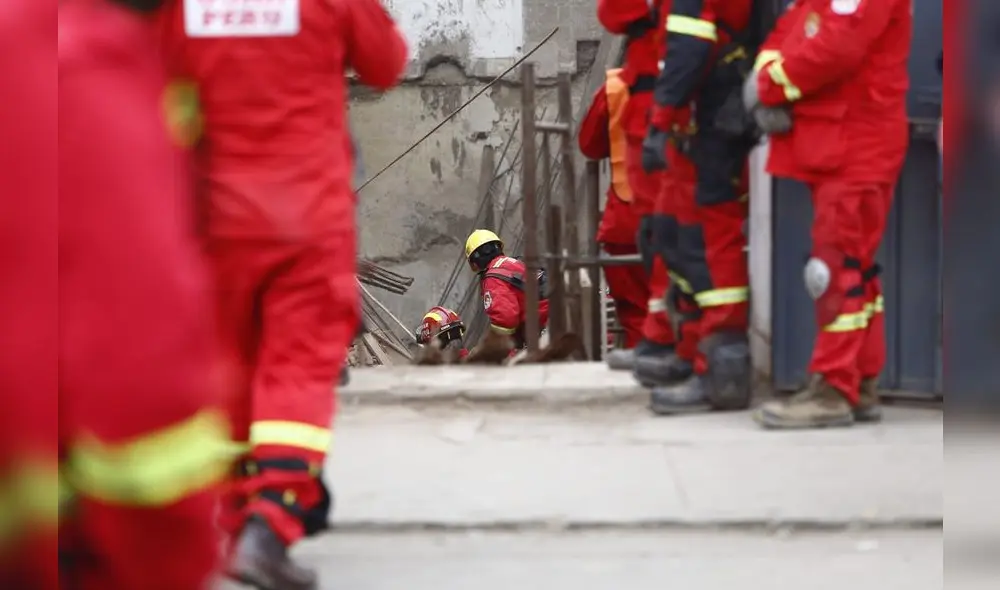 Bomberos intentan rescatar a albañil atrapado en derrumbe desde el día sábado. Foto: Flavio Matos/ La República. Bomberos intentan rescatar a albañil atrapado en derrumbe desde el día sábado. Foto: Flavio Matos/ La República.