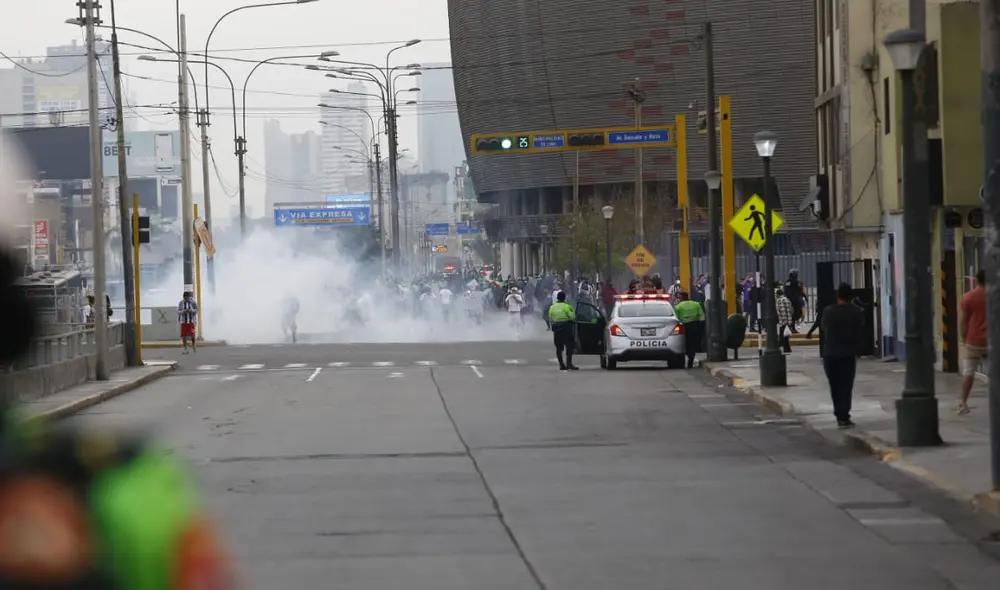 Reportaron disturbios en exteriores del Estadio Nacional. Foto: Félix Contreras / La República