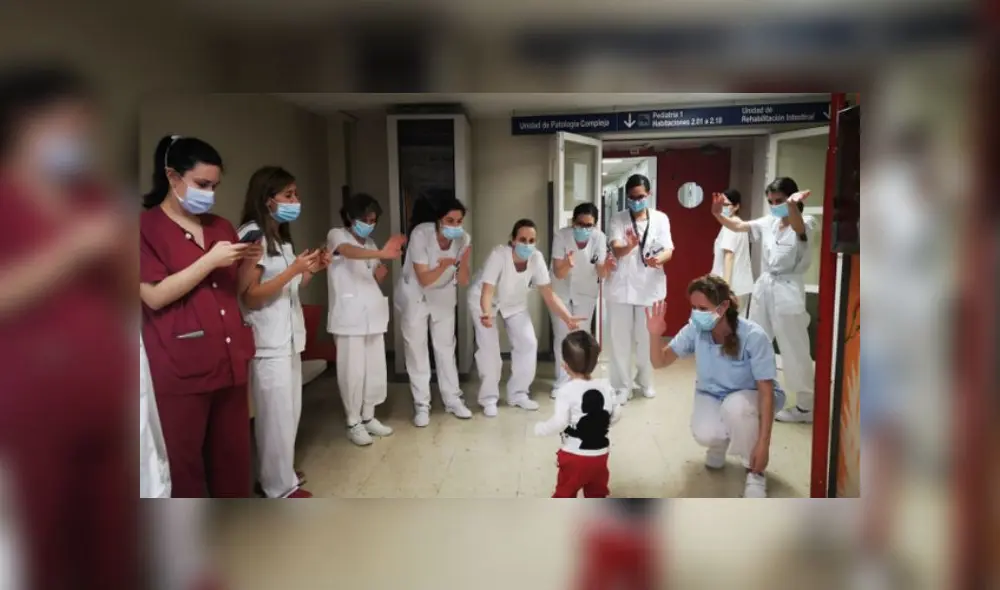 El pequeño recibió un homenaje de los doctores del hospital. Fuente: NUPA. El pequeño recibió un homenaje de los doctores del hospital. Fuente: NUPA.