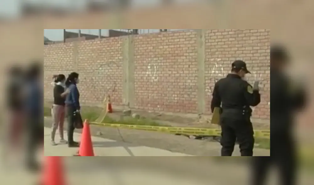 Cadáver fue encontrado en una acequia, al lado de una loza deportiva. (Foto: Captura de video / América Noticias)